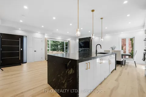 3411 Enniskillen Circ, Mississauga, ON L5C 2M9