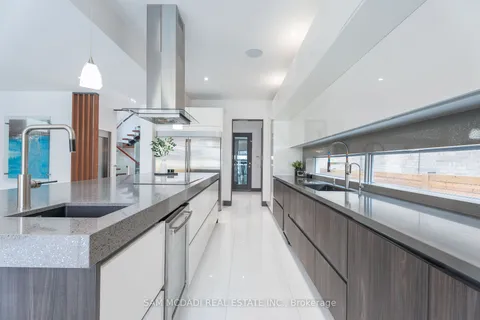 852 Goodwin Rd, Mississauga, ON L5G 4J7