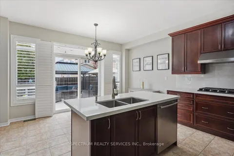 5399 Langford Rd, Burlington, ON L7L 7M6