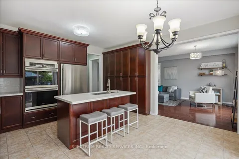 5399 Langford Rd, Burlington, ON L7L 7M6