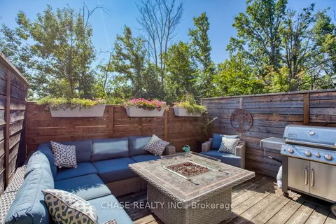 2068 Queensborough Gate, Mississauga, ON L5M 0X9