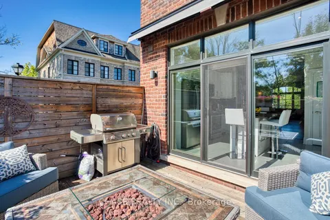 2068 Queensborough Gate, Mississauga, ON L5M 0X9