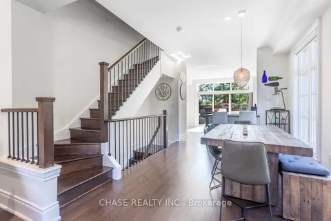 2068 Queensborough Gate, Mississauga, ON L5M 0X9