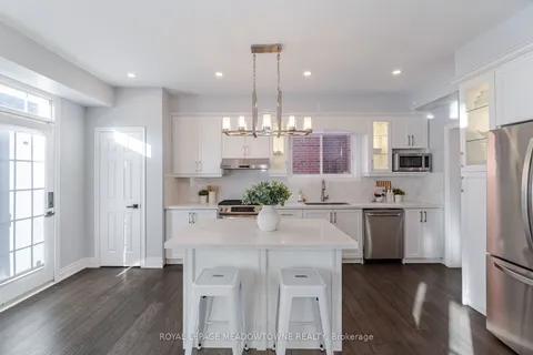 7129 Gillespie Lane, Mississauga, ON L5W 1E8