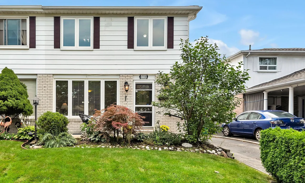 1710 Blackbird Dr, Mississauga, ON L4X 1M8