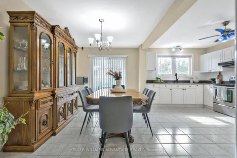 1710 Blackbird Dr, Mississauga, ON L4X 1M8