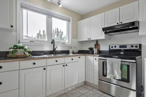 1710 Blackbird Dr, Mississauga, ON L4X 1M8
