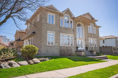 18 Highland Hill, Toronto, ON M6A 2P8