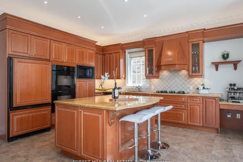 18 Highland Hill, Toronto, ON M6A 2P8