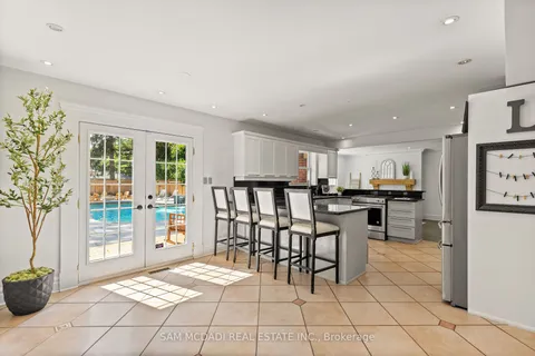 1204 Clarkson Rd, Mississauga, ON L5J 2W2