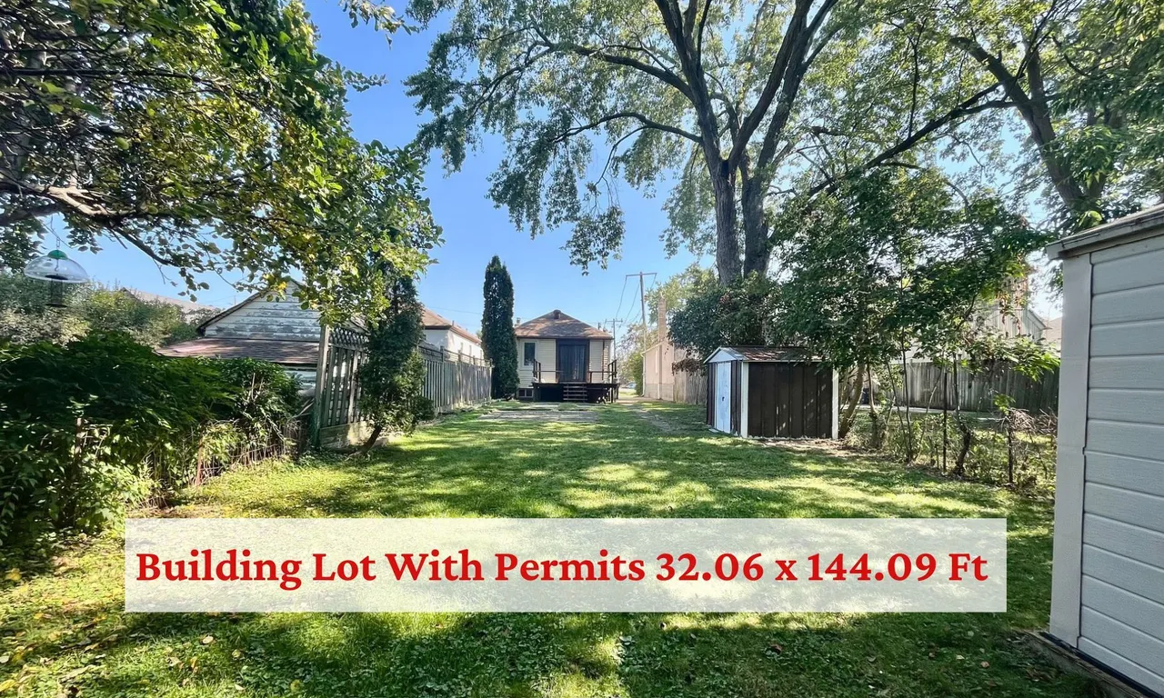 1062 Alexandra Ave, Mississauga, ON L5E 1Z8