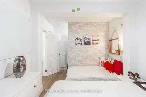 1211 Lorne Park Rd, Mississauga, ON L5H 3A7