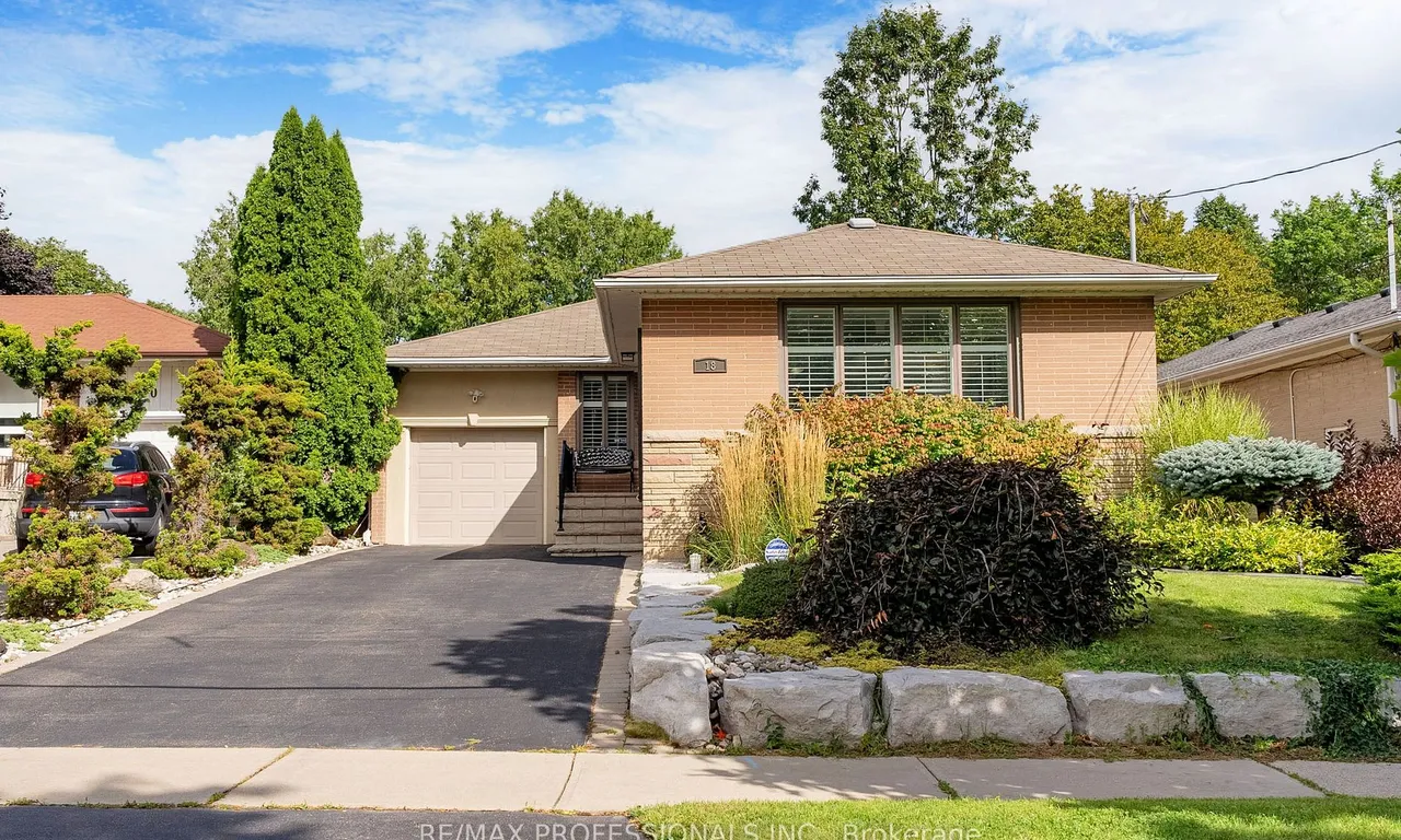 18 Saskatoon Dr, Toronto, ON M9P 2E9