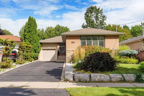 18 Saskatoon Dr, Toronto, ON M9P 2E9