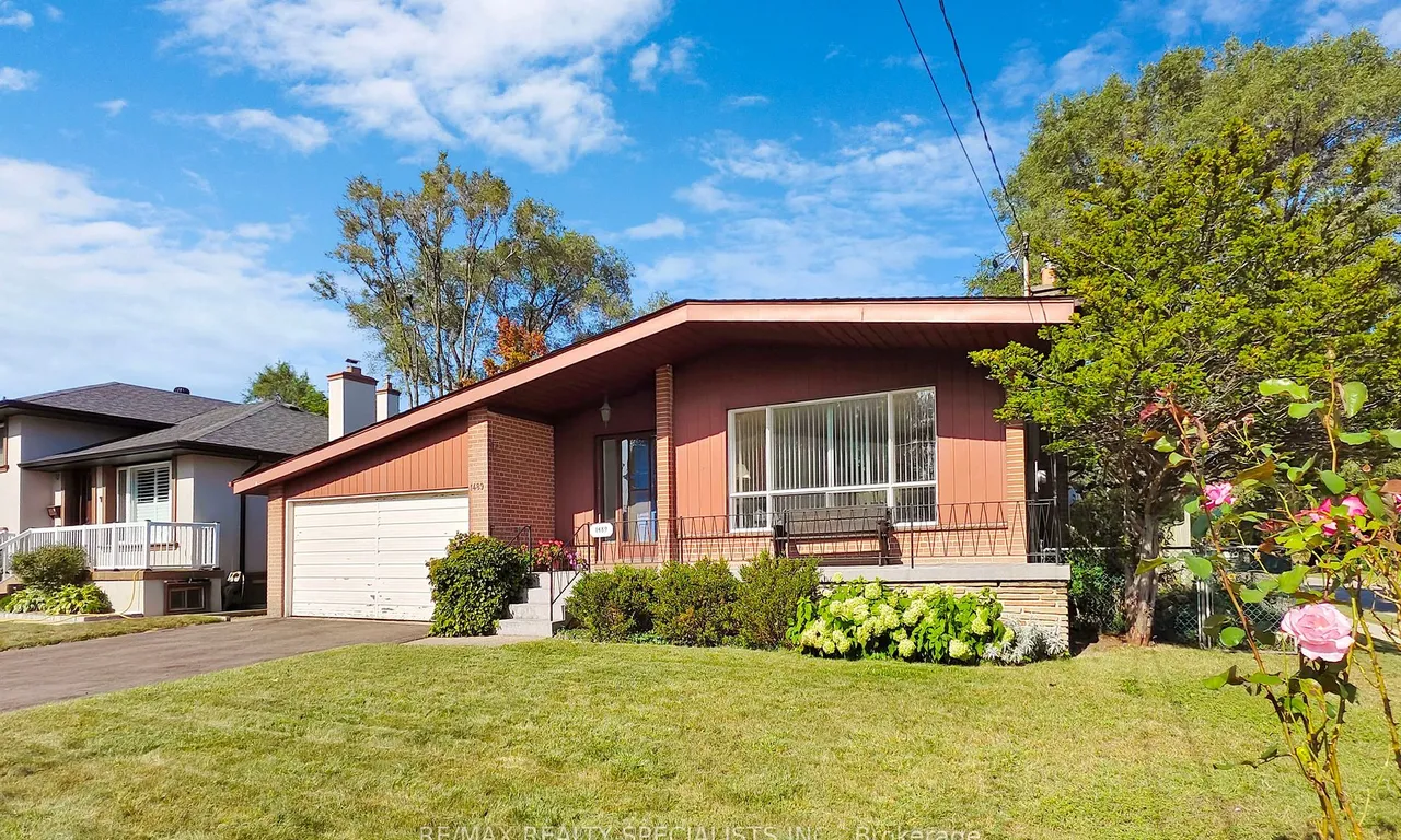 1489 Holburne Rd, Mississauga, ON L5E 2L7