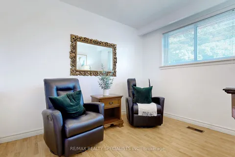 1489 Holburne Rd, Mississauga, ON L5E 2L7