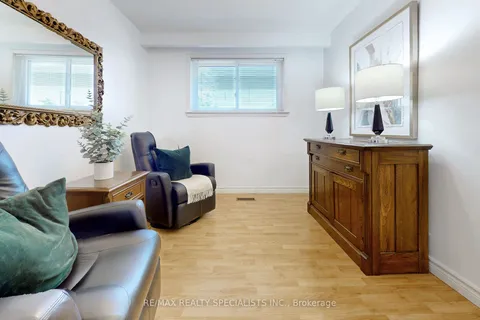 1489 Holburne Rd, Mississauga, ON L5E 2L7