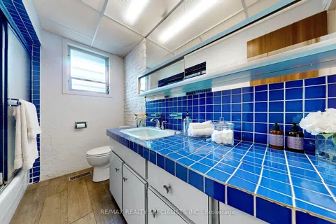 1489 Holburne Rd, Mississauga, ON L5E 2L7