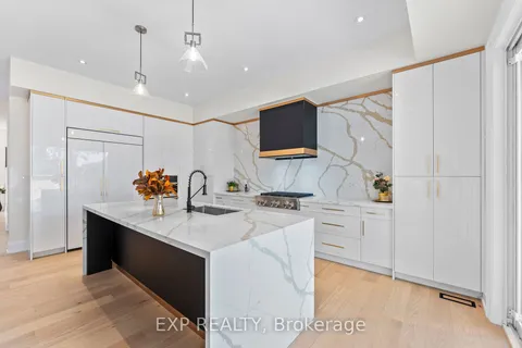 1037 Meredith Ave, Mississauga, ON L5E 2C6