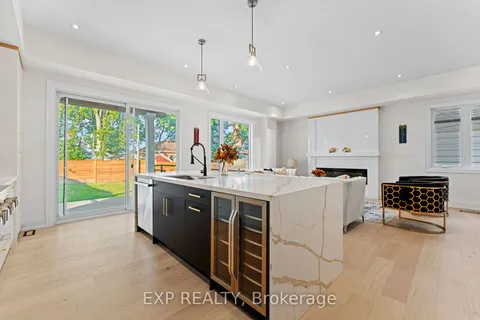 1037 Meredith Ave, Mississauga, ON L5E 2C6