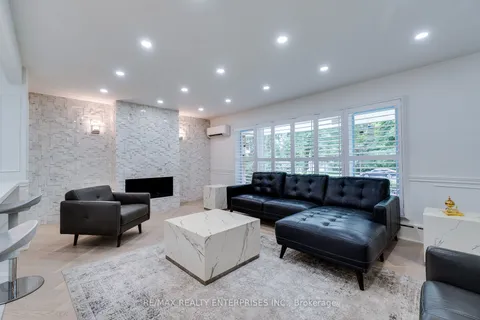 2037 Lynchmere Ave, Mississauga, ON L5B 1W7