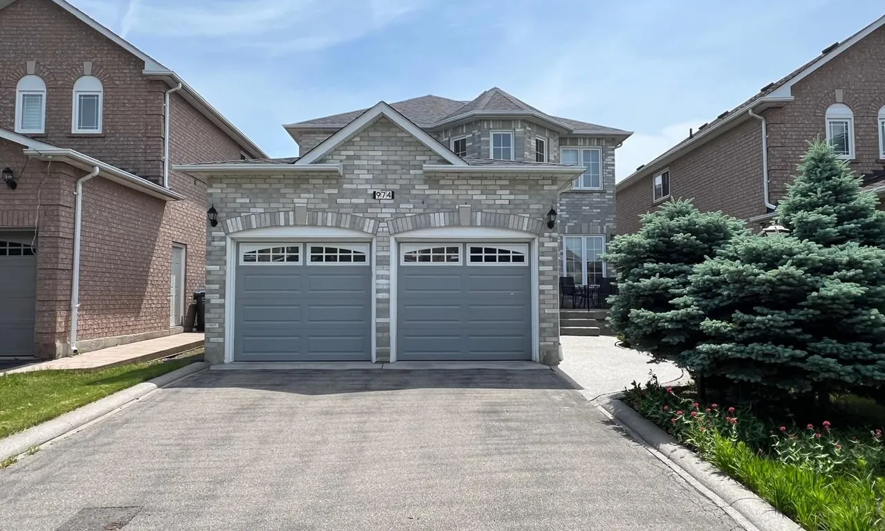 974 Mantle Cres, Mississauga, ON L5V 2G3