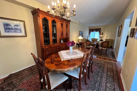 974 Mantle Cres, Mississauga, ON L5V 2G3