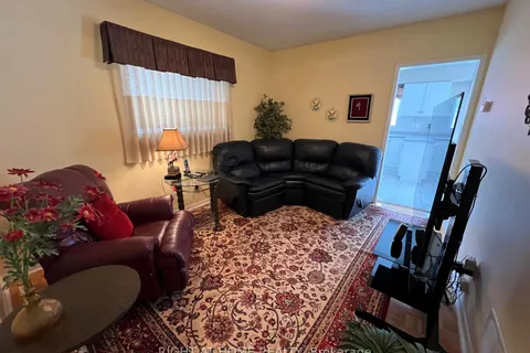 974 Mantle Cres, Mississauga, ON L5V 2G3