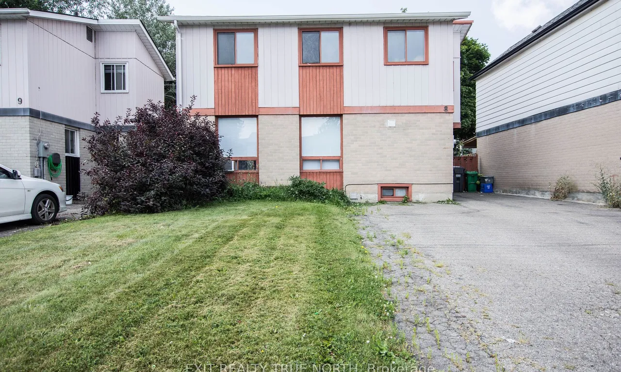 8 Grand Rapids Sq, Brampton, ON L6S 2H9