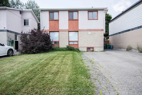 8 Grand Rapids Sq, Brampton, ON L6S 2H9