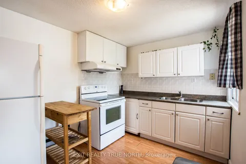 8 Grand Rapids Sq, Brampton, ON L6S 2H9