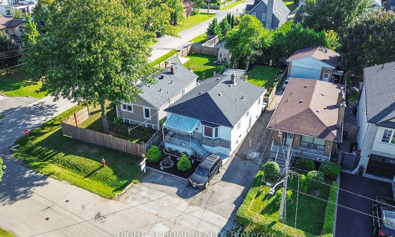 1038 Eastmount Ave, Mississauga, ON L5E 1Z3