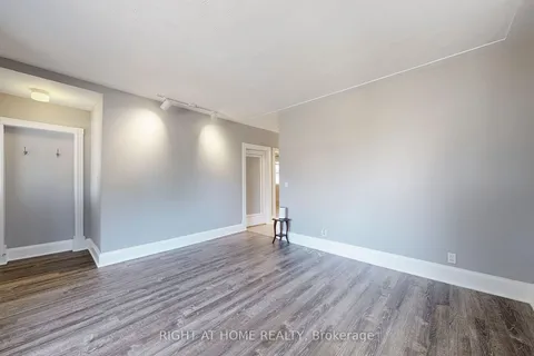 1038 Eastmount Ave, Mississauga, ON L5E 1Z3