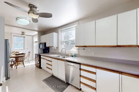 1038 Eastmount Ave, Mississauga, ON L5E 1Z3