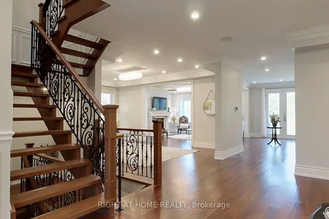 37 Minnewawa Rd, Mississauga, ON L5G 1C4