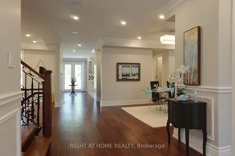 37 Minnewawa Rd, Mississauga, ON L5G 1C4