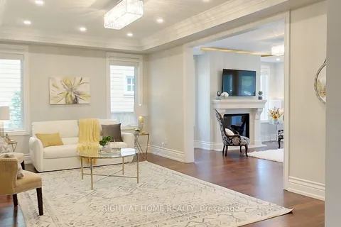 37 Minnewawa Rd, Mississauga, ON L5G 1C4