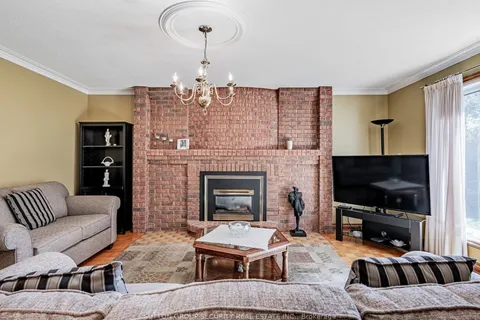51 Kingsview Blvd, Toronto, ON M9R 1T7