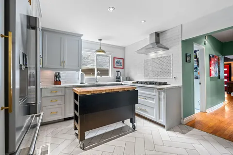 102 Twenty Third St, Toronto, ON M8V 3N2