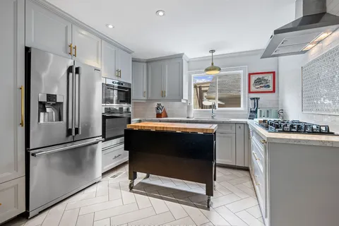 102 Twenty Third St, Toronto, ON M8V 3N2