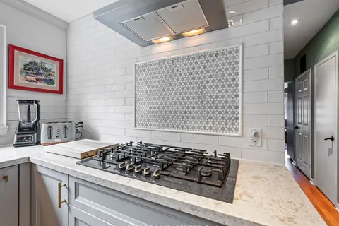 102 Twenty Third St, Toronto, ON M8V 3N2
