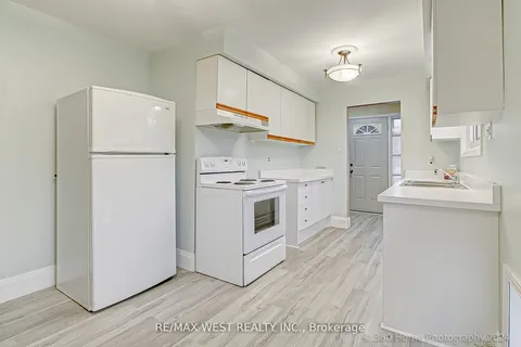 162 Lindylou Rd, Toronto, ON M9M 2B7