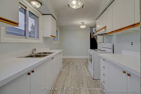 162 Lindylou Rd, Toronto, ON M9M 2B7