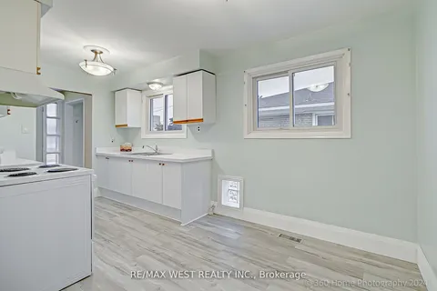 162 Lindylou Rd, Toronto, ON M9M 2B7