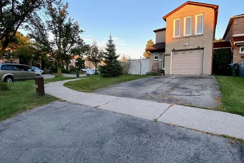 4250 Beacon Lane, Mississauga, ON L5C 3V9