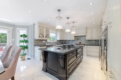 6276 Donway Dr, Mississauga, ON L5V 1J6