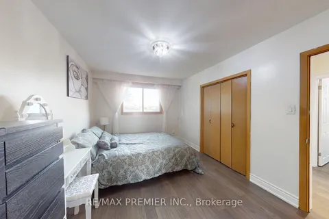 34 Charrington Cres, Toronto, ON M3L 2C4