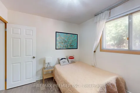 34 Charrington Cres, Toronto, ON M3L 2C4