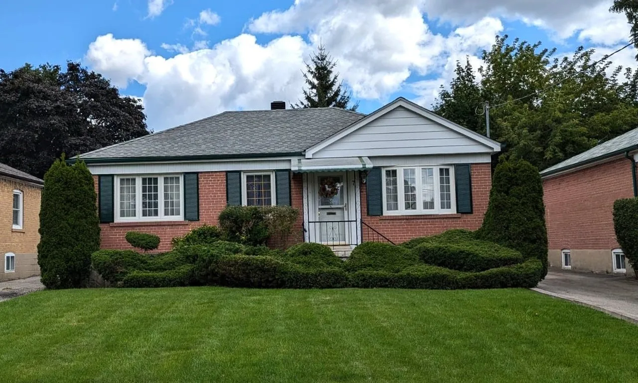 7 Lockerbie Ave, Toronto, ON M9N 2Z9