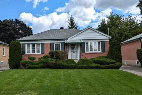 7 Lockerbie Ave, Toronto, ON M9N 2Z9